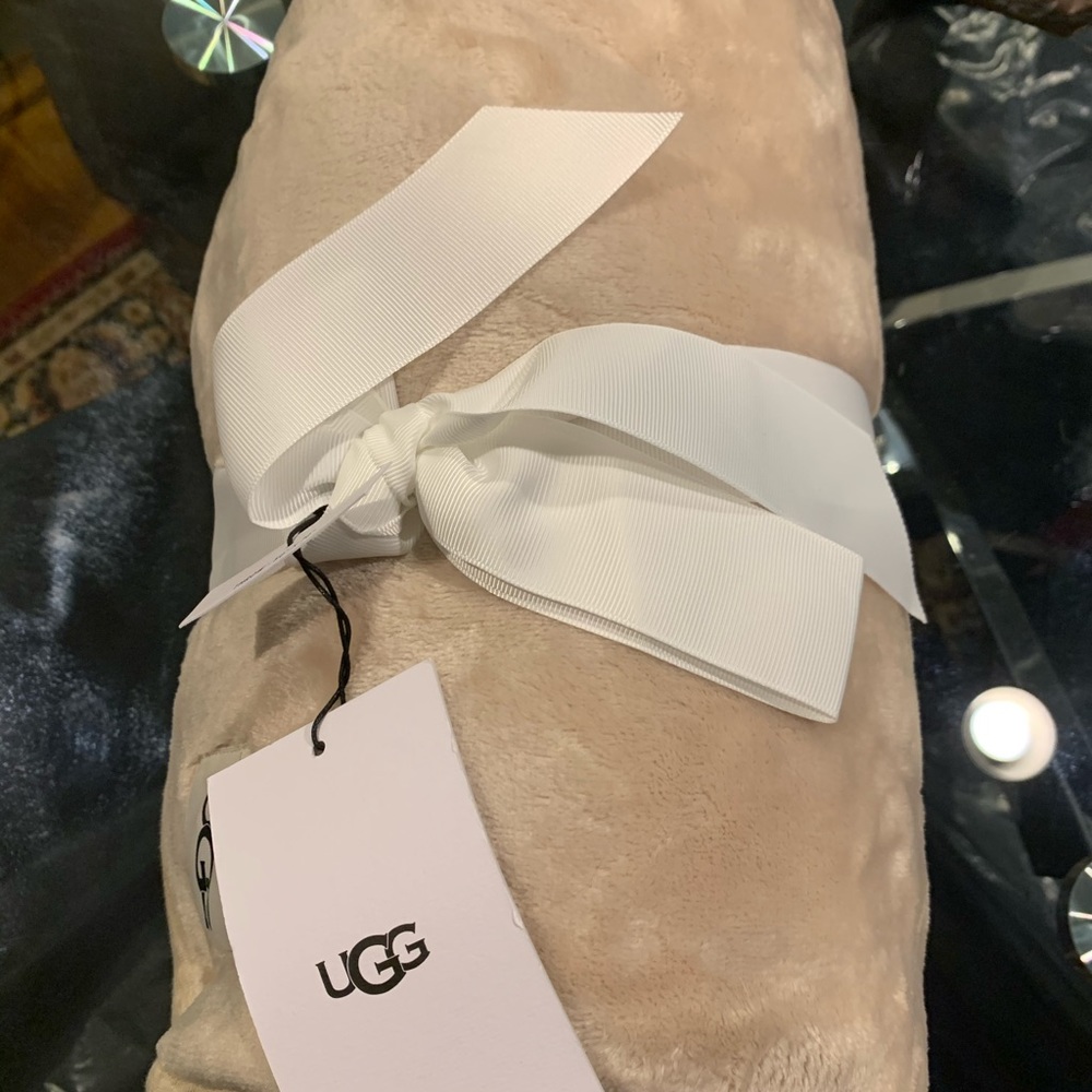 BNWT UGG 50” X 70” Super Soft Blanket - Picture 2 of 7